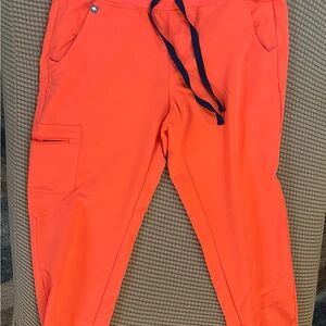 Women’s Figs Zamora in fiery coral medium petite